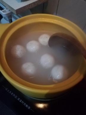 汤水沸腾后，开始加菌类，先加口蘑，杏鲍菇。