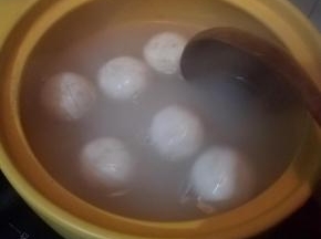 汤水沸腾后，开始加菌类，先加口蘑，杏鲍菇。