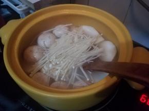 再加入金针菇，海鲜菇，蟹味菇。