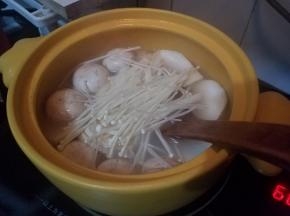 再加入金针菇，海鲜菇，蟹味菇。