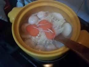 准备的胡萝卜切薄片，也入锅，中和下色彩。