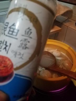 再加入一大勺鱼露，然后赚小火慢慢煮20分钟。