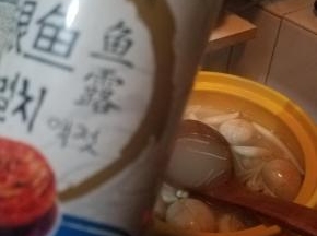 再加入一大勺鱼露，然后赚小火慢慢煮20分钟。