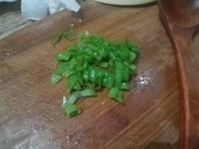 把准备的小葱切碎。