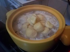 在最后5分钟的时候加入豆腐泡，油豆皮，这个不喜欢的可以不放。