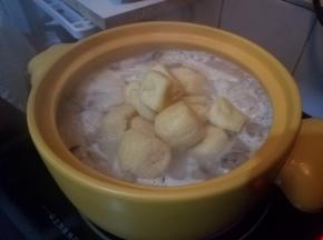 在最后5分钟的时候加入豆腐泡，油豆皮，这个不喜欢的可以不放。
