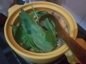 如果做汤的话，颜色单调可以加一点绿色的蔬菜。