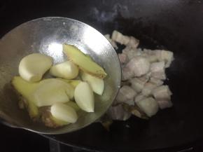 加入生姜蒜，煸香；
