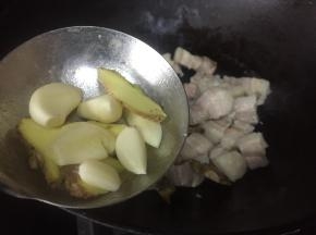 加入生姜蒜，煸香；