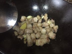 这时候，要勤翻炒，防止焦；