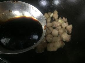 调入老抽和料酒；