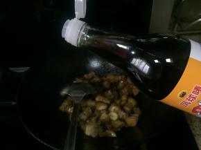 再加入鱼露，适量，翻炒；