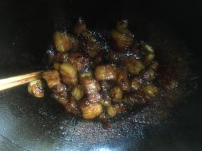 收汁，撒点葱，就可以出锅了；