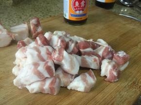 三层肉，切成小方块；