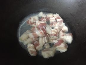 把三层肉，放入到锅里，加入适量的水；