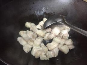 把水烧干，翻炒，微焦黄；