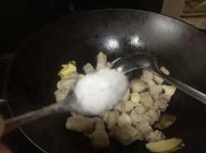 再调入盐；翻炒；