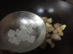 加入冰糖，翻炒，上色；