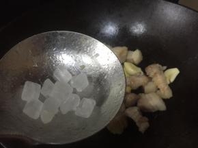 加入冰糖，翻炒，上色；