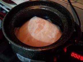 用清水把整张猪皮煮5分钟，猪皮最好买新鲜没有冷冻的为佳。