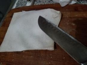 然后煮好再用刀刮一下多余的油脂跟猪毛。