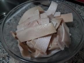 处理干净后，切小段。