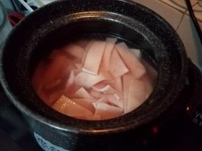 砂煲装水加入猪皮，猪蹄。