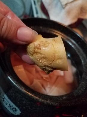 加入生姜跟葱生姜不要去皮。