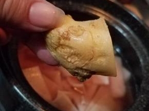 加入生姜跟葱生姜不要去皮。