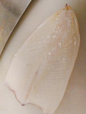 切开，去皮，切花刀，先横切再竖着切，再切小