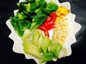 准备好配料，蒜头，大葱，小辣椒 ，青椒，姜片