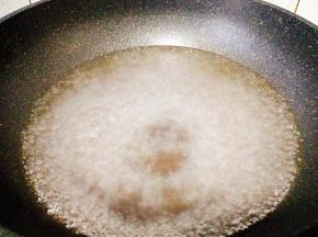 锅里放水，煮开