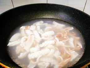 倒入鱿鱼卷，焯水 ，一卷起来即可捞出