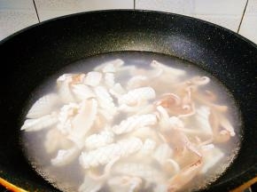 倒入鱿鱼卷，焯水 ，一卷起来即可捞出