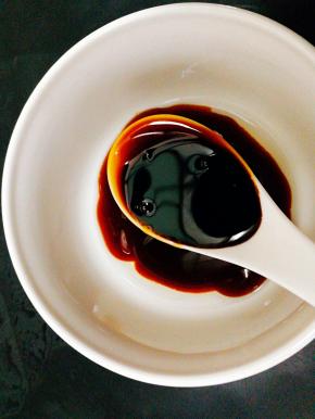 蚝油2汤勺，生抽1汤勺