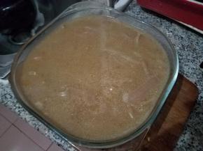 找一个器皿，将汤汁倒进去塑型。