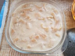 放置一阵后，表面会有一层油膜用筷子挑出来，如果猪皮清理的不好表面会有一层白油就需要自己处理了，所以说猪皮的清理是最关键的。