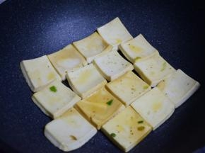锅中油热，将千页豆腐放入锅中煎制