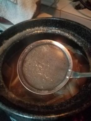 盖上盖子大火煮开，然后把表面的沫去掉。