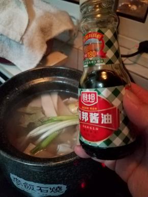 这个时候喜欢色深的皮冻可以加入一勺老抽，不过不喜欢的可以不用加了。