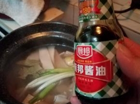 这个时候喜欢色深的皮冻可以加入一勺老抽，不过不喜欢的可以不用加了。