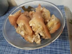 文火大约煮2小时左右就差不多了，不过时间也可以根据自己家口味调整，取出猪蹄，这个时候猪蹄应该煮散了，味道基本进汤汁了，然后加盐，不用太多，皮冻吃的时候一般有配料，所以不需要太重口。