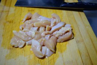 鸡胸肉切成1cm宽的条