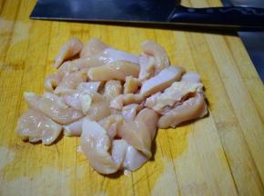 鸡胸肉切成1cm宽的条