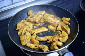 锅中油热，加入鸡胸，炒熟。