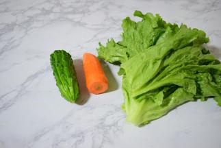 准备蔬菜，胡萝卜跟黄瓜切成细条