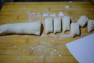 面粉加入水，和成面团儿醒20分钟，在分成小面团儿。