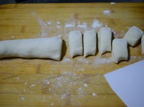 面粉加入水，和成面团儿醒20分钟，在分成小面团儿。