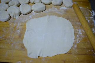 擀成薄薄的面片