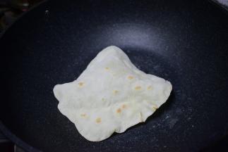 锅中不用加油，把饼烙收